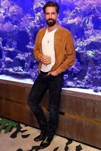 Как носить бежевый бомбер с черными джинсами мужчине