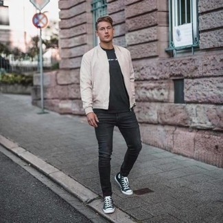 Как носить бежевый бомбер с черными джинсами мужчине