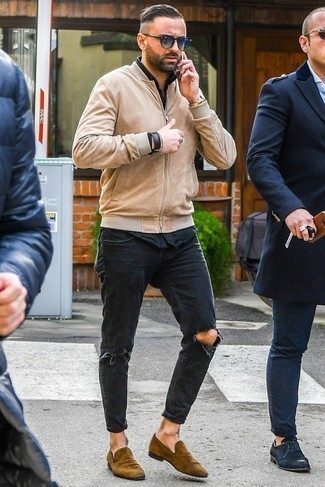 Как носить бежевый бомбер с черными джинсами мужчине
