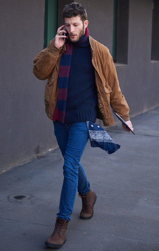 Какие повседневные ботинки носить с бежевым бомбером мужчине