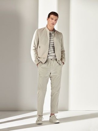 Как носить бежевый бомбер с темно-серыми брюками чинос