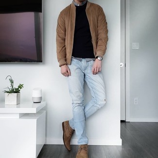 Какие свитера с круглым вырезом носить с бежевым бомбером мужчине