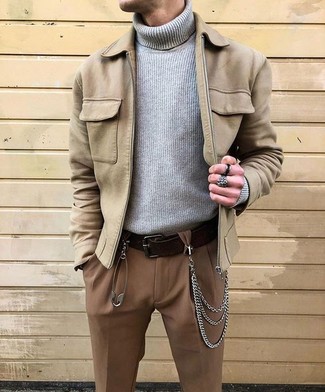 Какие классические брюки носить с бежевым бомбером мужчине