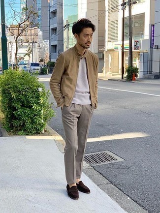 Какие классические брюки носить с бежевым бомбером мужчине