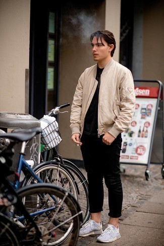 Как носить бежевый бомбер с серыми кроссовками мужчине