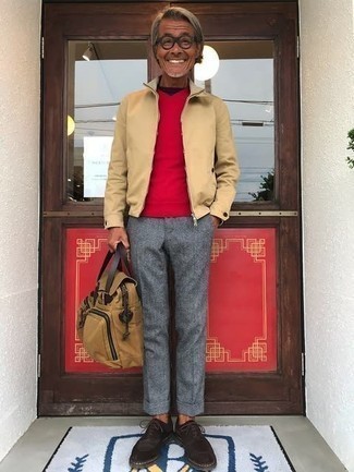 Как носить бежевый бомбер с серыми брюками чинос