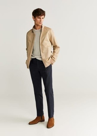 Как носить бежевый бомбер с серыми брюками чинос