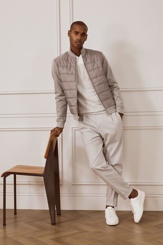 Как носить бежевый бомбер с серыми брюками чинос