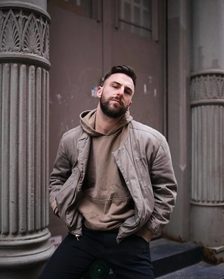 Какие джинсы носить с бежевым бомбером мужчине