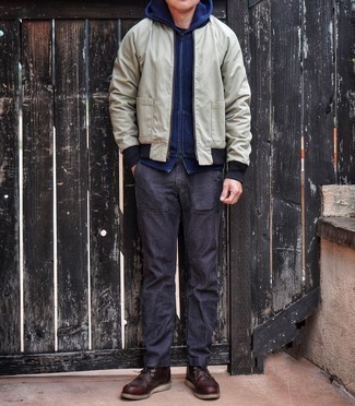 С чем носить бежевый бомбер мужчине