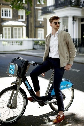 Как носить бежевый бомбер с темно-синими брюками чинос