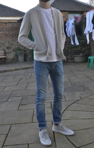 Как носить бежевый бомбер с темно-синими джинсами мужчине