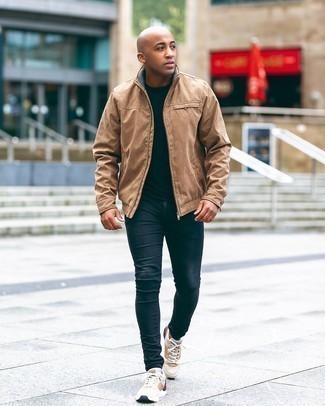 Как носить бежевый бомбер с темно-синими джинсами мужчине