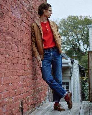 Как носить бежевый бомбер с темно-синими джинсами мужчине