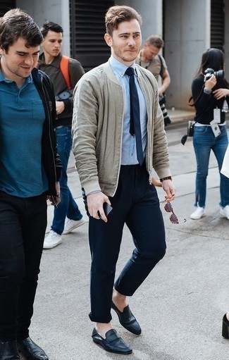 Как носить бежевый бомбер с темно-синими кожаными лоферами мужчине