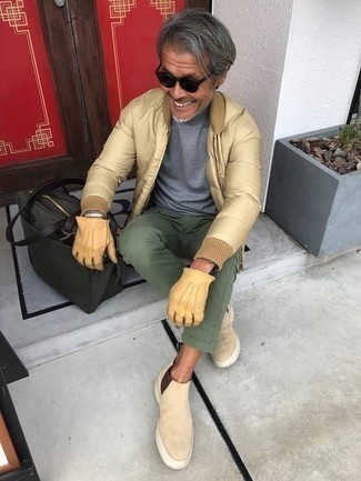 Как носить бежевый бомбер с оливковыми брюками чинос