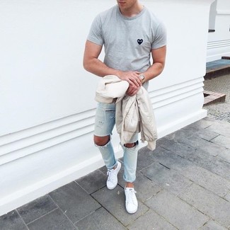 Какие зауженные джинсы носить с бежевым бомбером мужчине