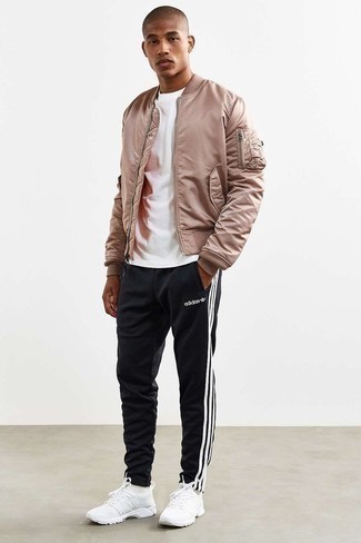 Какие спортивные штаны носить с бежевым бомбером мужчине