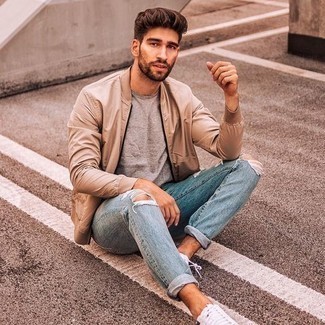 Как носить бежевый бомбер с белыми низкими кедами из плотной ткани мужчине