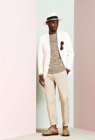 Какие свитера с круглым вырезом носить с бежевыми брогами