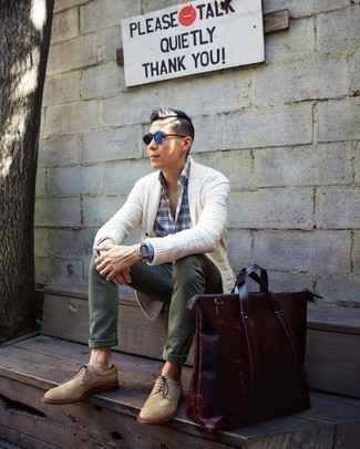 Какие рубашки с длинным рукавом носить с бежевыми брогами