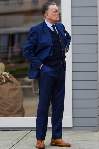 Какие костюмы носить с бежевыми брогами