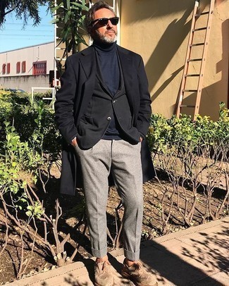 Какие водолазки носить с бежевыми брогами