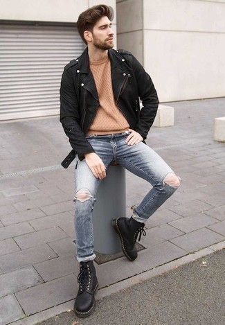 Какие косухи носить с бежевым вязаным свитером мужчине