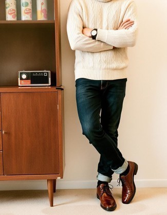 Как носить бежевый вязаный свитер с синими джинсами мужчине