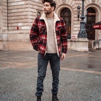 Как носить бежевый вязаный свитер с синими джинсами мужчине