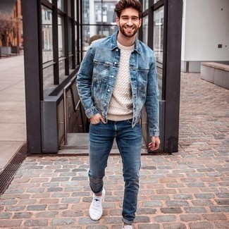 Как носить бежевый вязаный свитер с синими джинсами мужчине