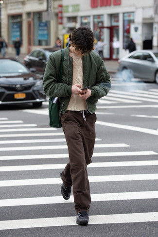 Как носить бежевый вязаный свитер с коричневыми брюками чинос