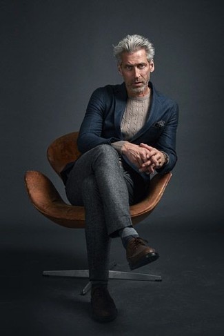 Как носить бежевый вязаный свитер с коричневыми кожаными брогами