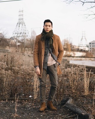 Какие ботинки челси носить с бежевым вязаным свитером мужчине