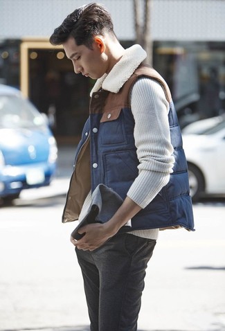 Какие брюки чинос носить с бежевым вязаным свитером