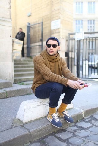 Какие брюки чинос носить с бежевым вязаным свитером