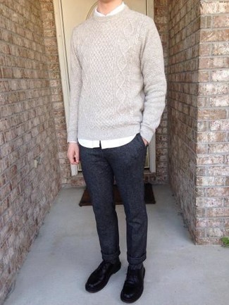 Какие брюки чинос носить с бежевым вязаным свитером
