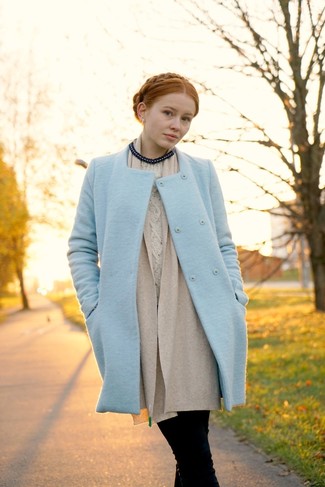 Какое пальто носить с бежевым вязаным свитером женщине