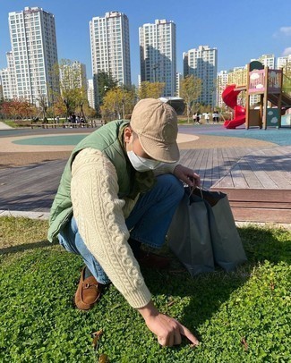 Какие куртки без рукавов носить с бежевым вязаным свитером мужчине