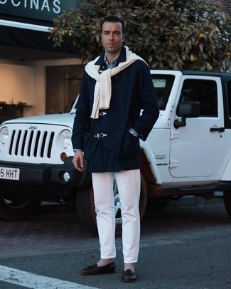 С чем носить бежевый вязаный свитер мужчине