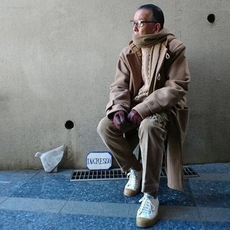 С чем носить бежевый вязаный свитер мужчине