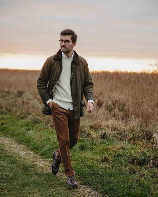 С чем носить бежевый вязаный свитер мужчине