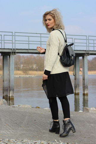 С чем носить бежевый вязаный свитер женщине