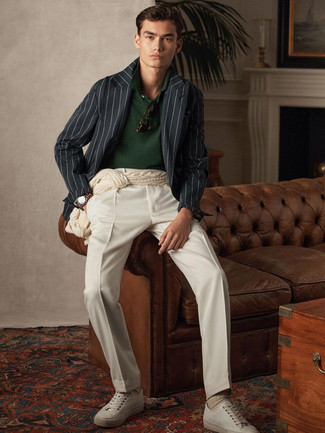 Как носить бежевый вязаный свитер с белыми низкими кедами из плотной ткани мужчине