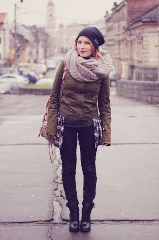 С чем носить бежевый рюкзак из плотной ткани женщине