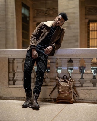 С чем носить бежевый рюкзак из плотной ткани мужчине