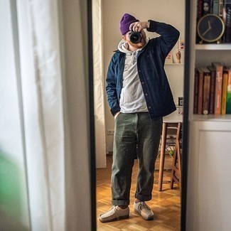 С чем носить бежевые ботинки из плотной ткани мужчине