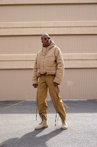 С чем носить бежевые ботинки из плотной ткани мужчине