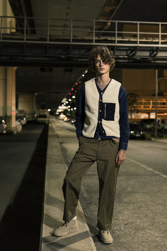 С чем носить бежевые ботинки из плотной ткани мужчине