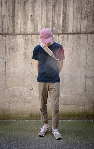 С чем носить бежевую поясную сумку из плотной ткани мужчине